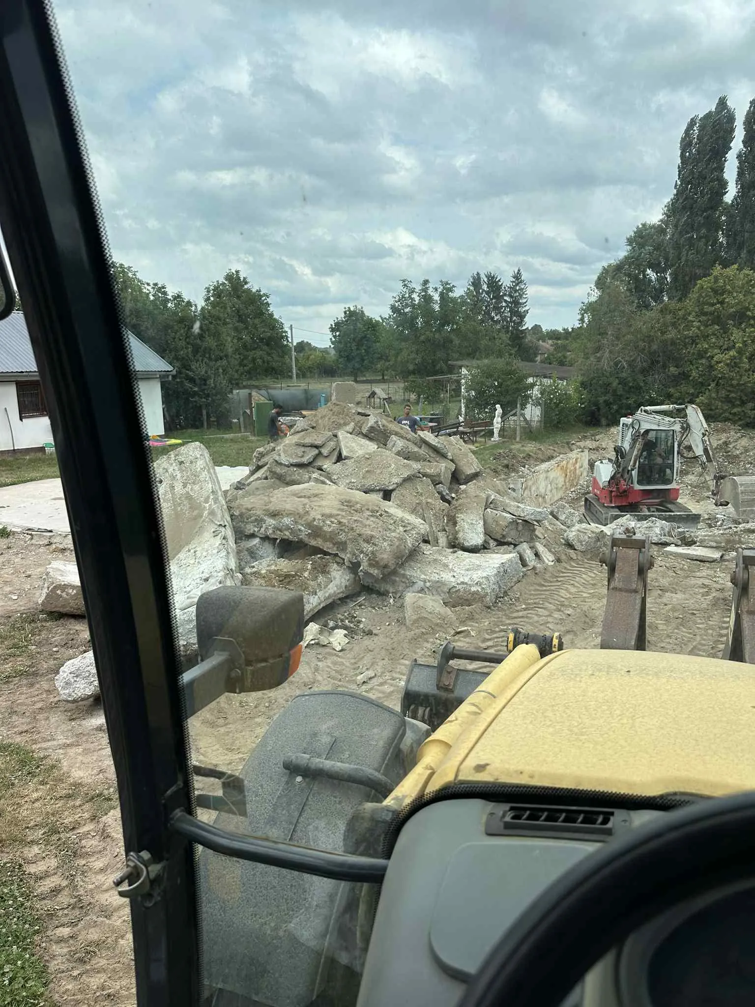 Épületek és egyéb létesítmények bontása 16